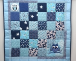 Patchwork Krabbeldecke mit Eule (100 x 100 cm), blau